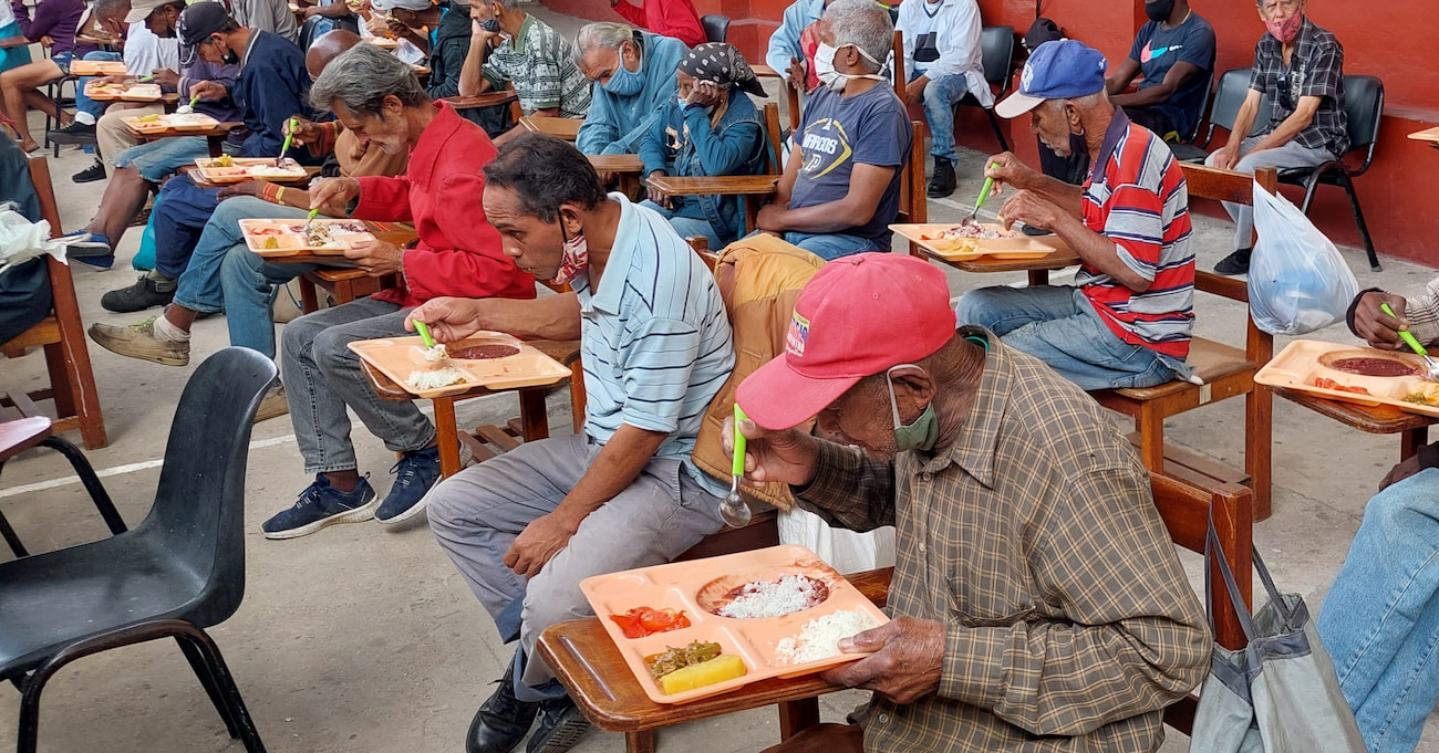 Personas sin hogar comida en la Vibora