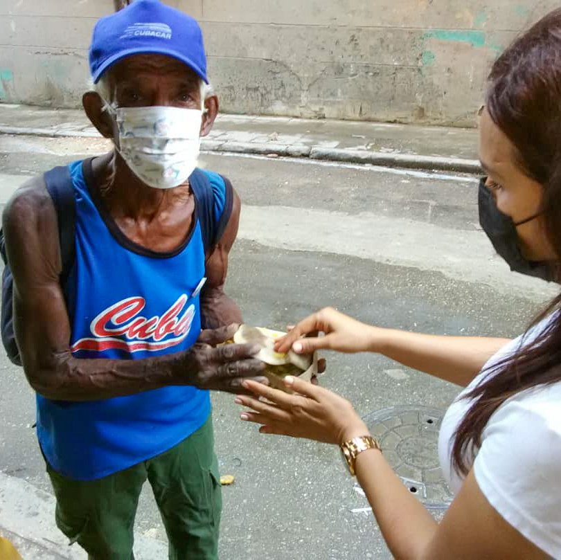 Persona sin hogar recibiendo comida
