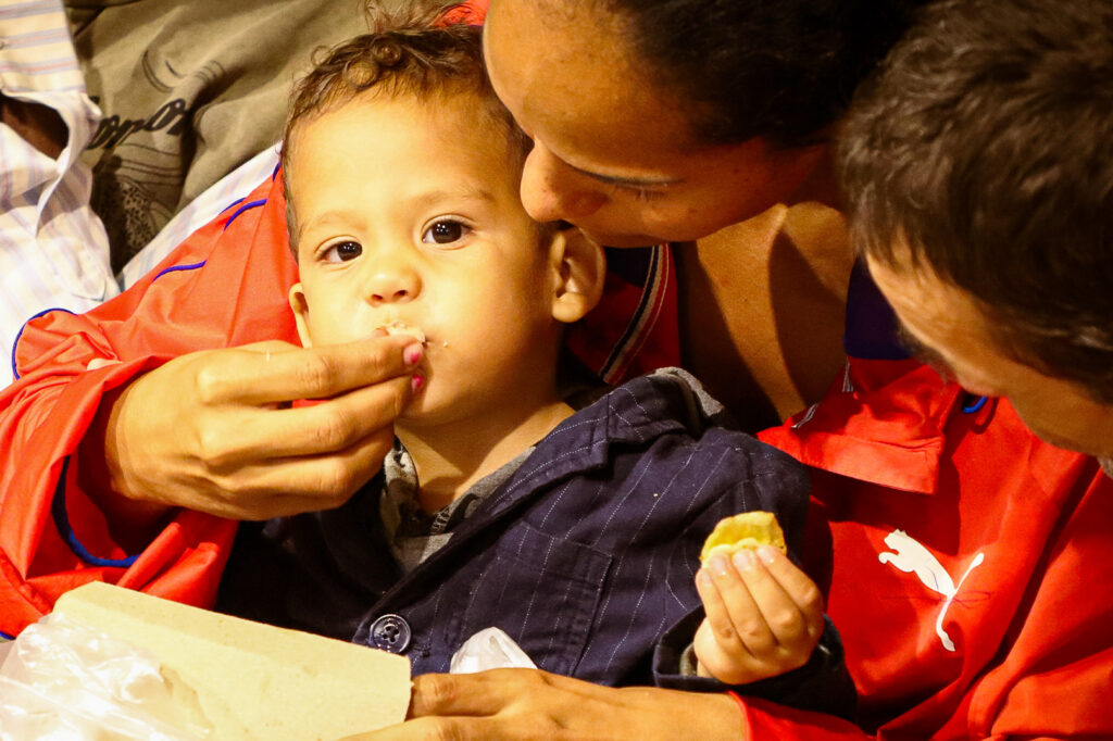 madre alimentando niño