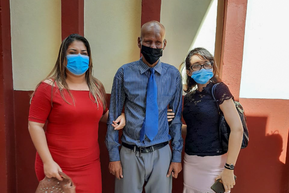 Julio con dos hermanas de la iglesia