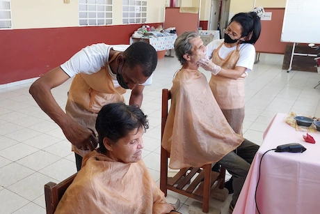 Foto del equipo de barberia en la iglesia de la Vibora