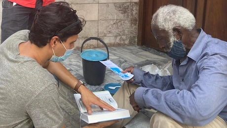 Repartiendo alimentos y compartiendo la palabra en las calles