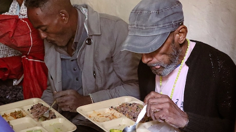 Personas sin hogar comiendo en la iglesia