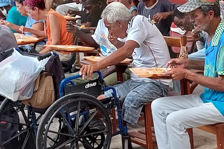 Persona en silla de ruedas en comedor comunitario de Yireh
